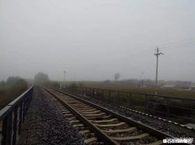 驛馬秋歌          ――漠北昨夜驛馬清秋雨，今朝臺前